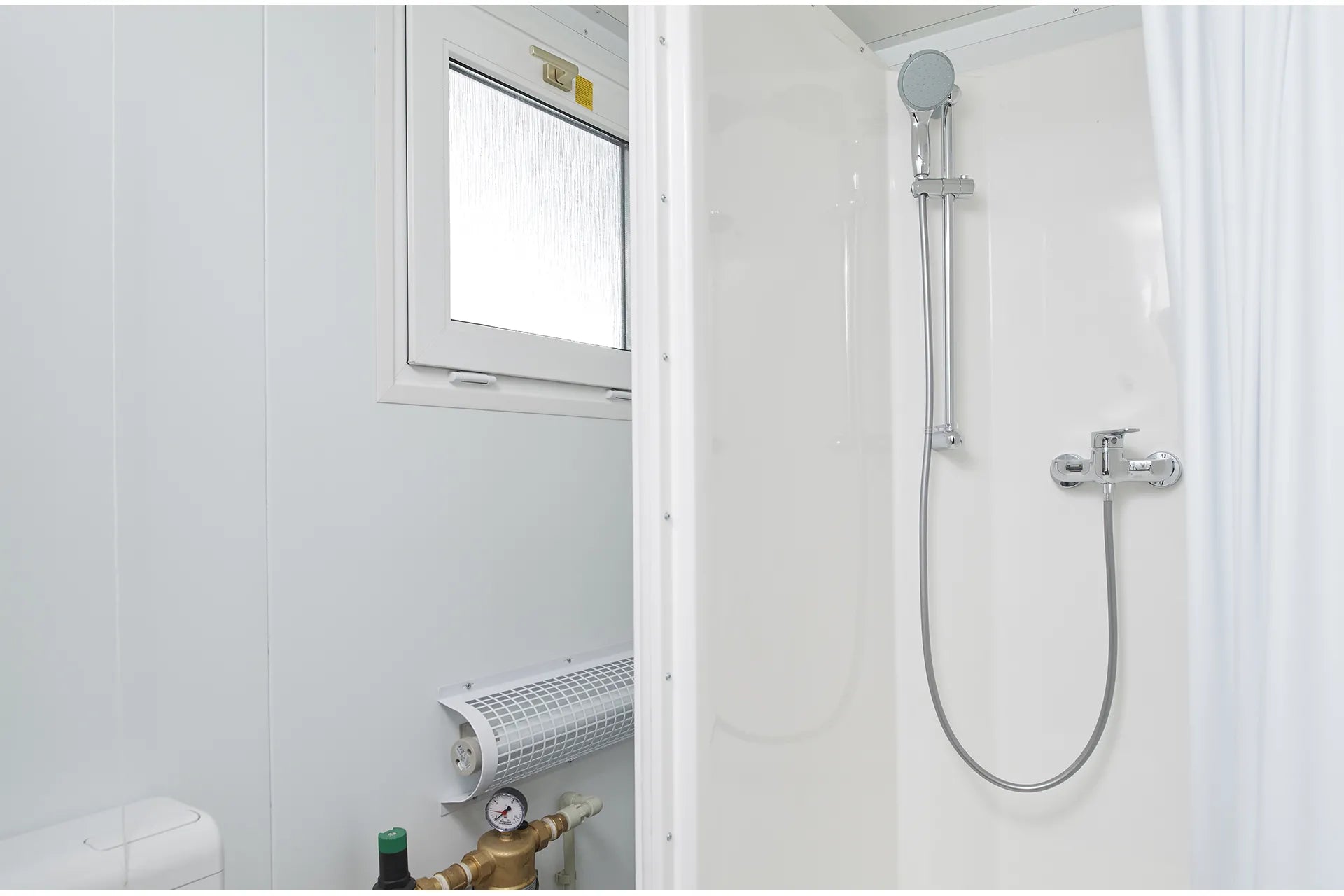 8Ft x 5Ft Mains Toilet/Shower image 2