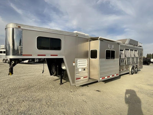 2014 Logan Coach RAZ4GNHDLQ 40′ 4 horse Razor GN Horse Trailer**WITH WALK IN CLOSET image 0