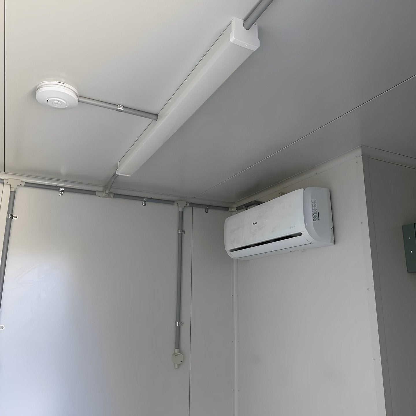 White Modified 10ft Shipping Container with AC image 4