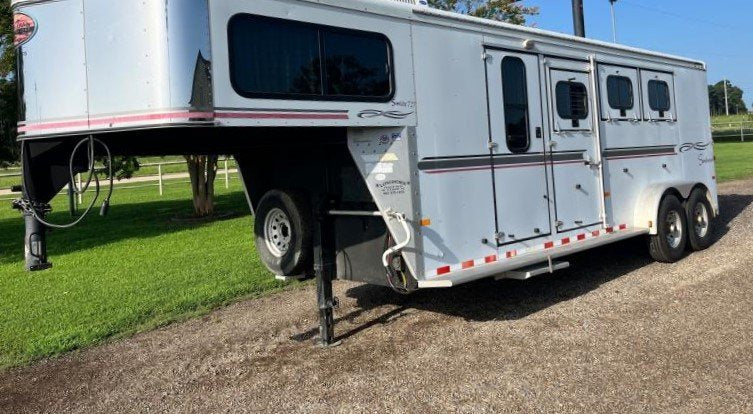 2004 Sundowner 3 Horse Weekender Horse Trailer image 0