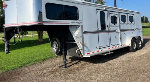 2004 Sundowner 3 Horse Weekender Horse Trailer image 0