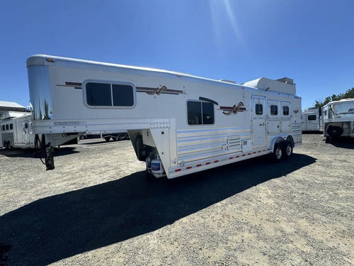 2007 Platinum Coach 8310 LQ 3 Horse image 0
