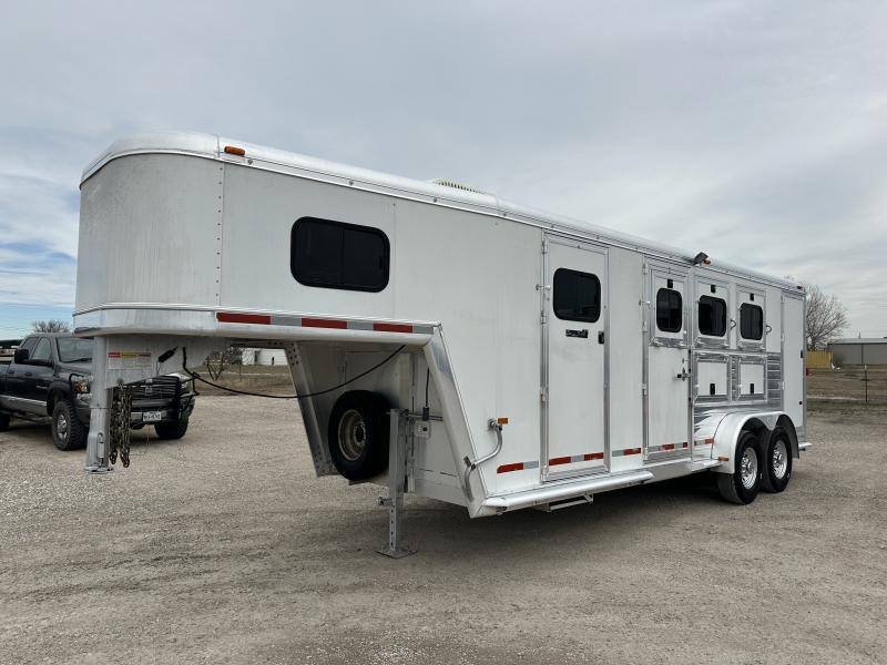 2004 Hart Trailers 3H GN Weekender Horse Trailer image 0